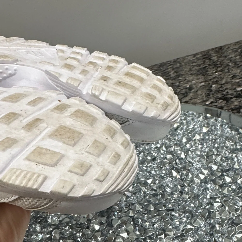 Nike huaraches Kids White and Tan Sneakers 10C